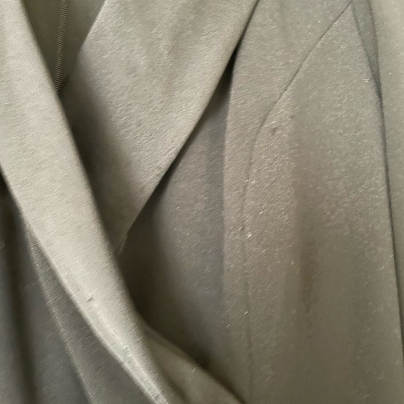 DKNY Jumpsuit, long sleeve crepe, satin collar. Size 4 - Picture 15 of 16